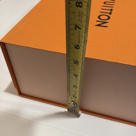 Louis Vuitton Large Magnetic Closure Box with Dust Cloth—New Condition!! - Picture 6 of 9